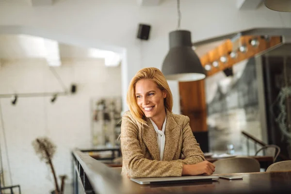 Attraktive Unternehmerin — Stockfoto