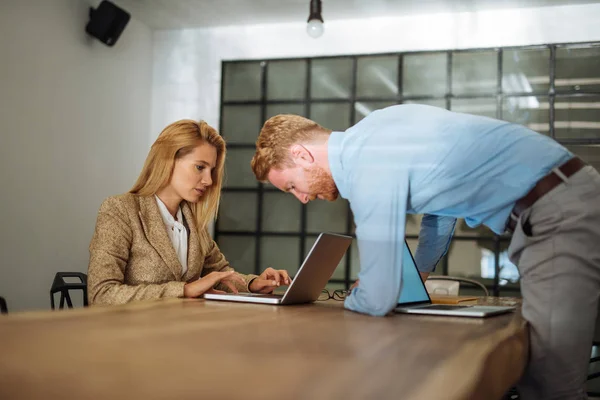 Teamwork in the office — Stock Photo, Image