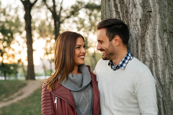 Romantic date in the park — Stock Photo, Image