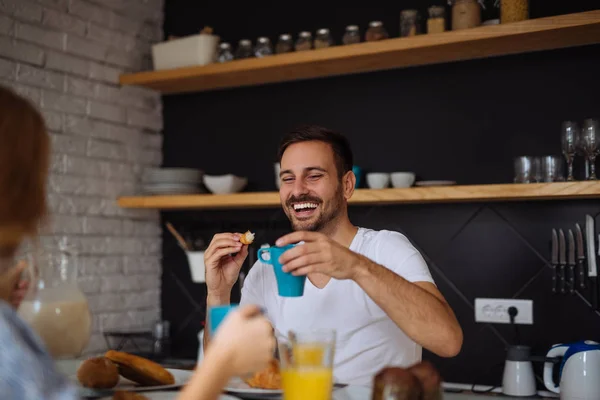 Disfrutando de un croissant — Foto de Stock