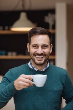 Evde kahve yudumlarken