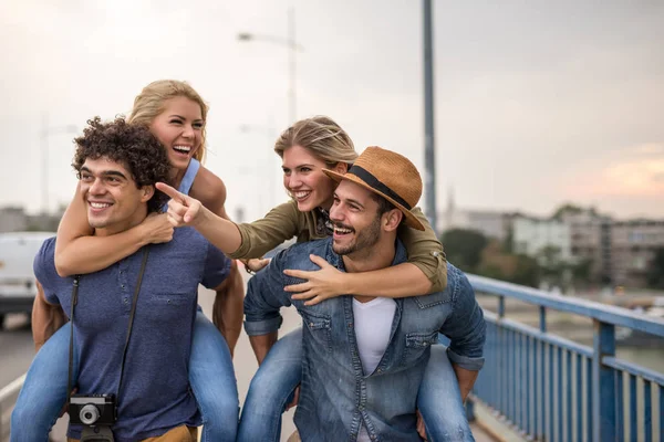 Piggyback avec des amis — Photo