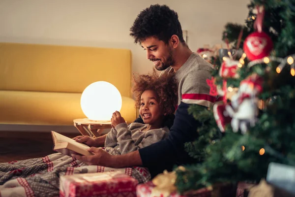 Talking fairy tales to his daughter — Stock Photo, Image