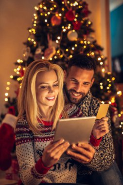 Birlikte alışveriş yapıyor