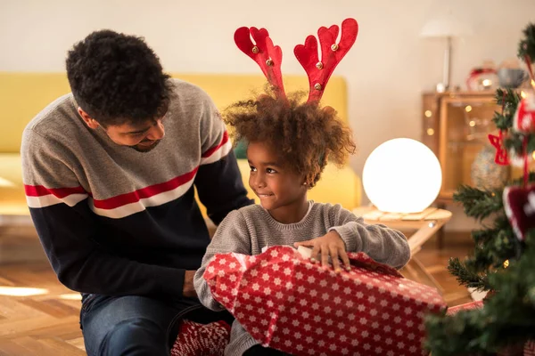 Ein Geschenk öffnen — Stockfoto