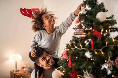 Süsler Noel ağacına koyarak