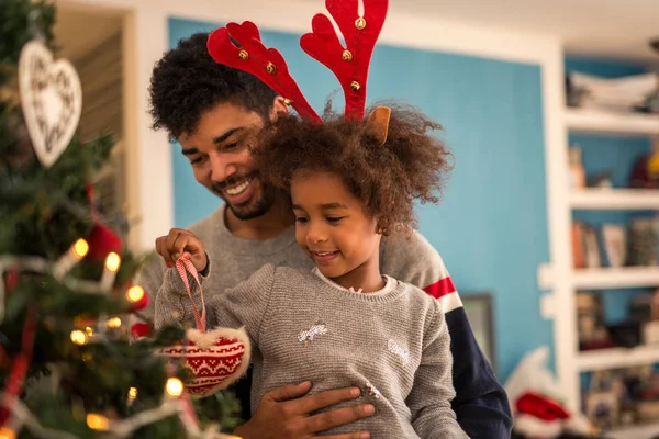 Familia feliz durante las vacaciones — Foto de Stock