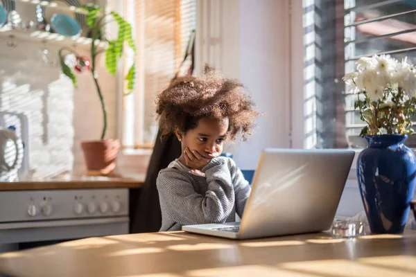 Using tech from an early age — Stock Photo, Image