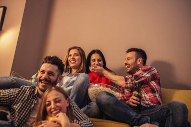 Patlamış mısır ve film saat