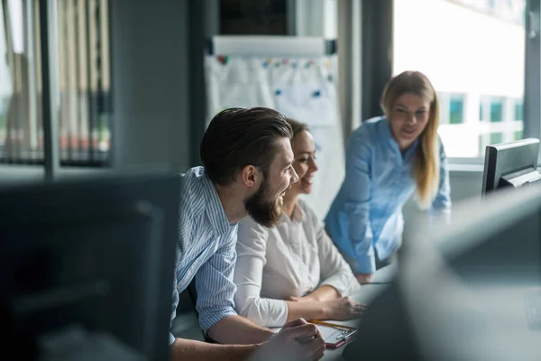 Collega's samen brainstormen — Stockfoto