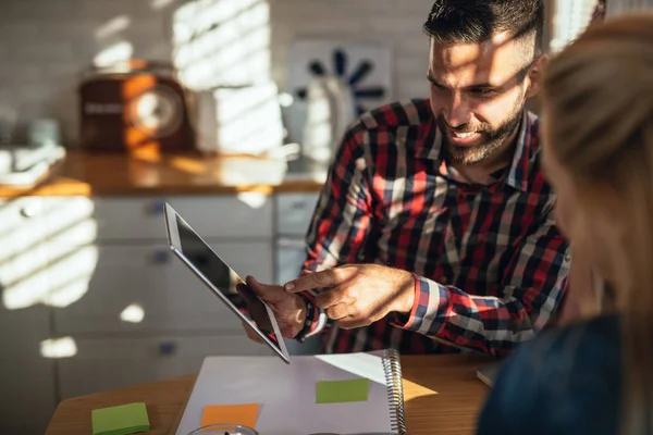 Brainstormen samen thuis — Stockfoto