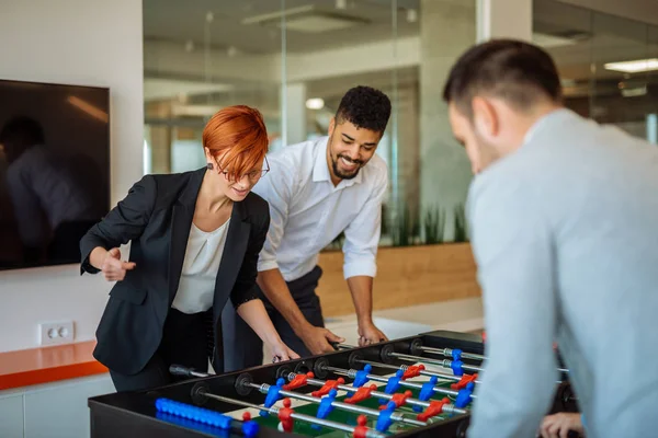 Har det gøy på jobben – stockfoto