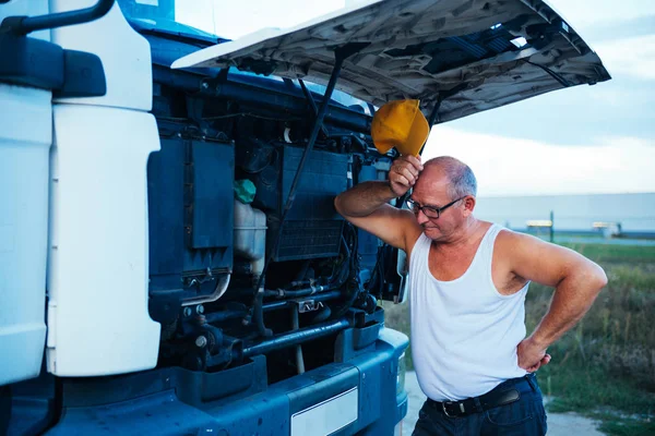 Versuchen, den LKW zu reparieren — Stockfoto