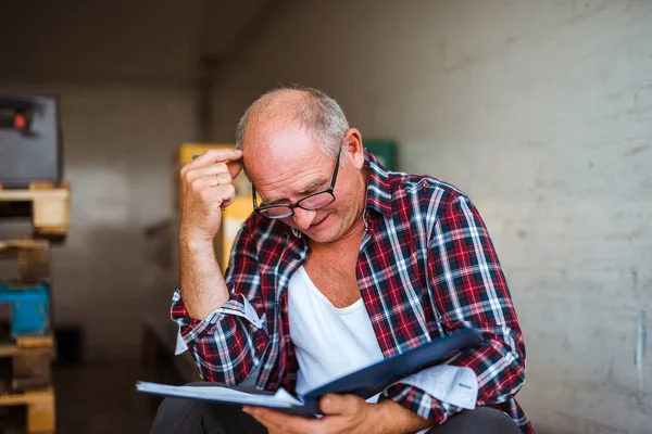 Working with papers — Stock Photo, Image