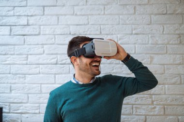 VR kulaklık çalışıyor
