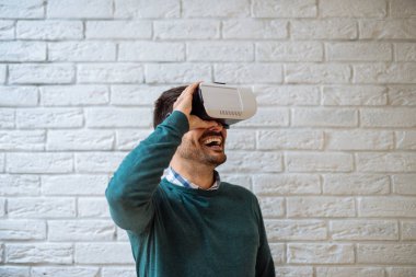 VR kulaklık çalışıyor
