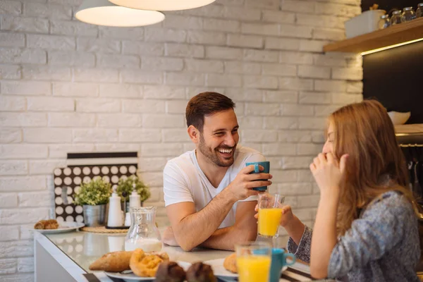 Casual chat and breakfast — Stock Photo, Image