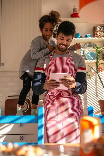 De matlagning tillsammans — Stockfoto