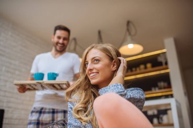 Sabah kahve getiriyor