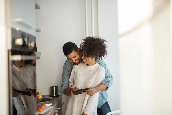 Using tablet together — Stock Photo, Image