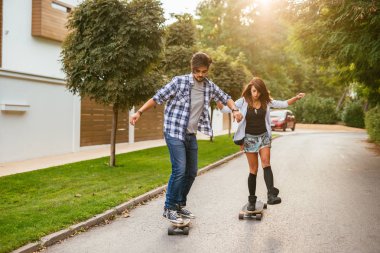 Bir longboard sürüş