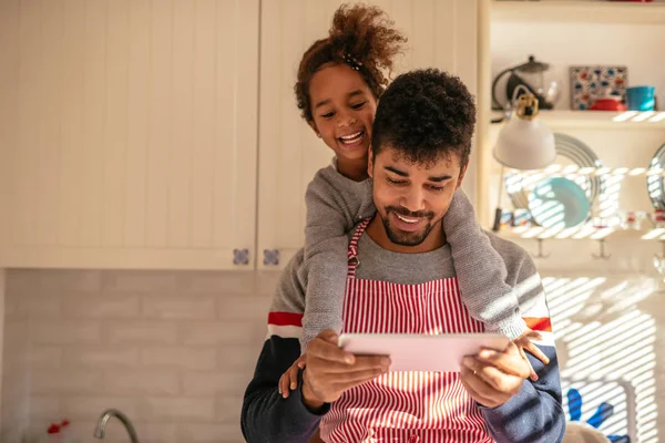 Zoeken naar recepten voor de lunch — Stockfoto