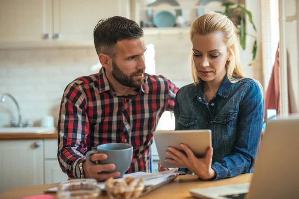 Using nternet during the coffee break — Stock Photo, Image