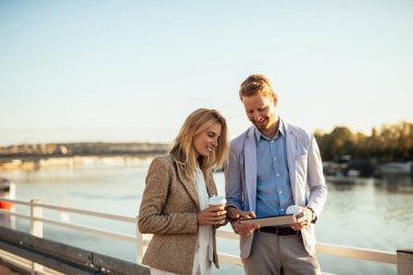 Oudoor şehirde yürümek