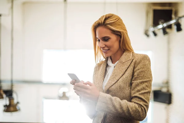 Mensajes de texto por teléfono — Foto de Stock