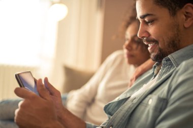 tv programı izlerken