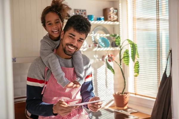 Zoeken naar recepten voor de lunch — Stockfoto