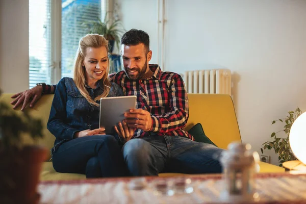 Tv programı izlerken — Stok fotoğraf