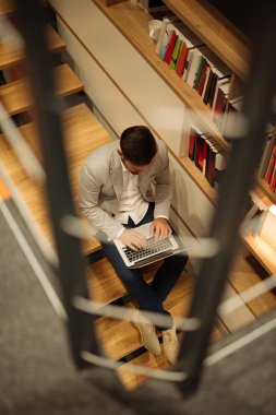 bir bilgisayarda çalışan