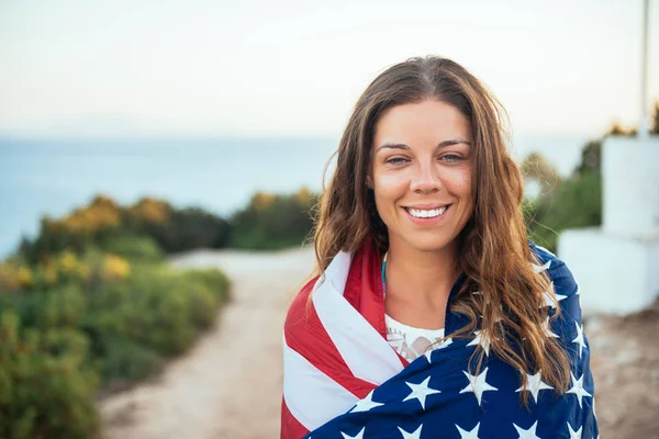 Hübsche Frau von der US-Flagge umarmt! — Stockfoto