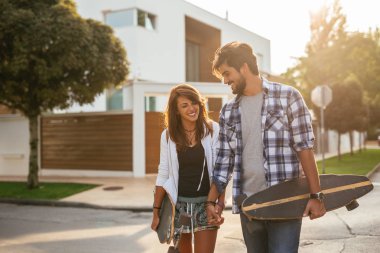 Dışarıda eğleniyor