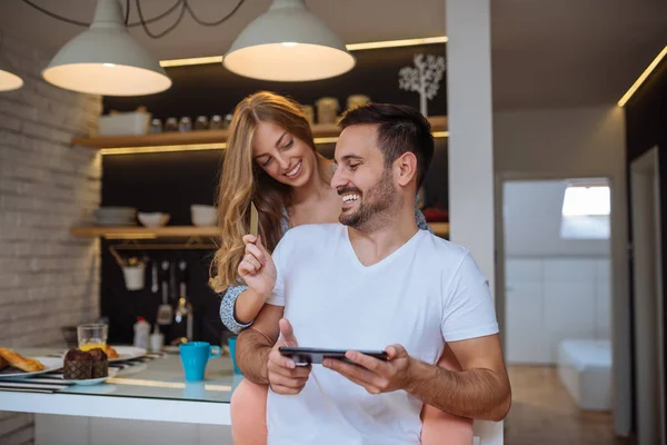 Gemeinsam online einkaufen — Stockfoto