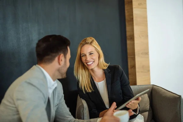 Kollegen arbeiten zusammen — Stockfoto