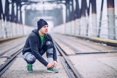 Onun ayakkabı Dantel bağlama