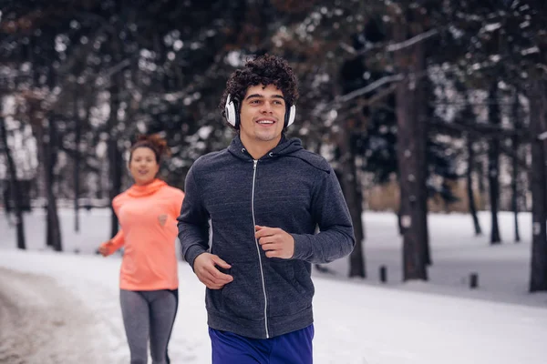 Löpning är roligt när vi gör det tillsammans! — Stockfoto
