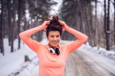 Saçlarını bağlama 