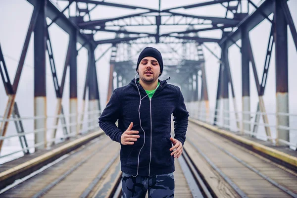 Taking a morning run on the bridge. — Stock Photo, Image