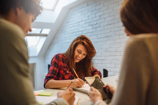 Genieten van de voordelen van een studiegroep — Stockfoto