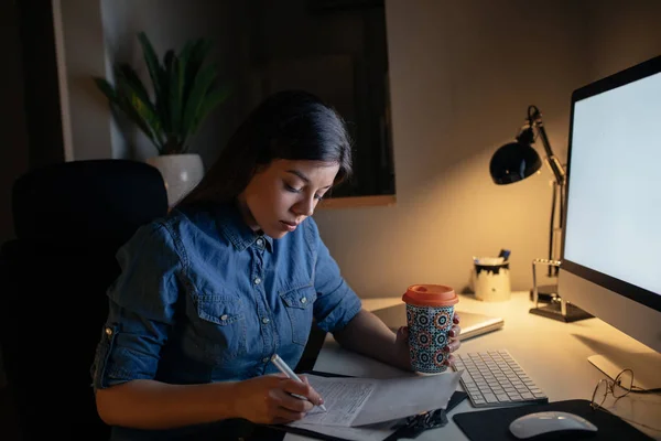 Entrepreneurs réussis mis dans l'effort supplémentaire — Photo