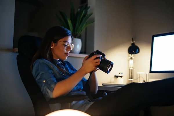 Njuter av hennes jobb — Stockfoto