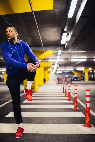 Facendo esercizi di stretching — Foto Stock