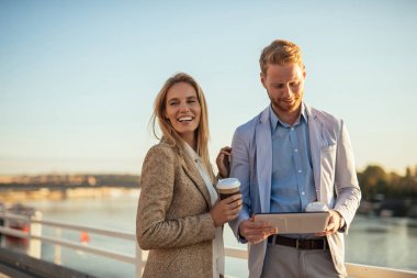 Nehir kenarında yürüyüş