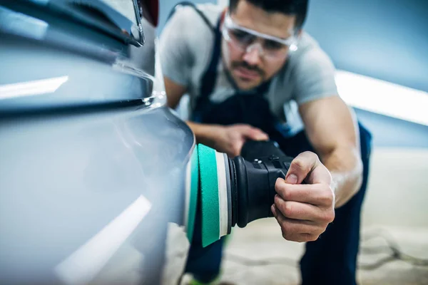 Haciendo un pulido de coche — Foto de Stock