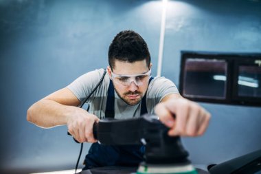 Bir araba Lehçe yapıyor