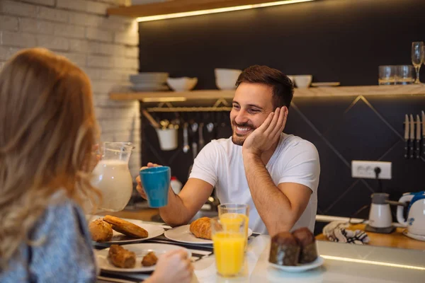 Disfrutando del desayuno en dos — Foto de Stock