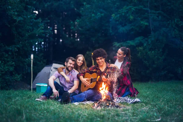 Enjoying camping with friends — Stock Photo, Image